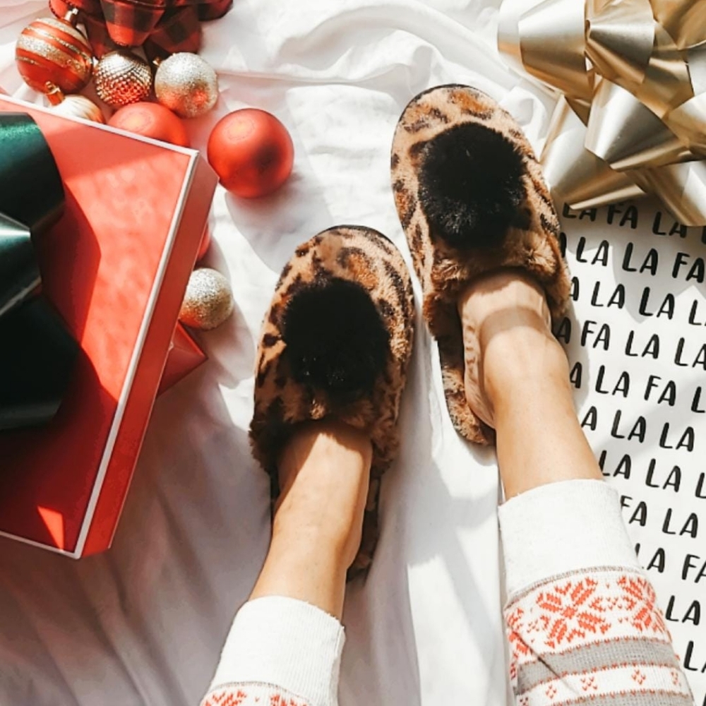 🆕️Holiday Collection//LEOPARD SLIPPERS - Picture 1 of 9